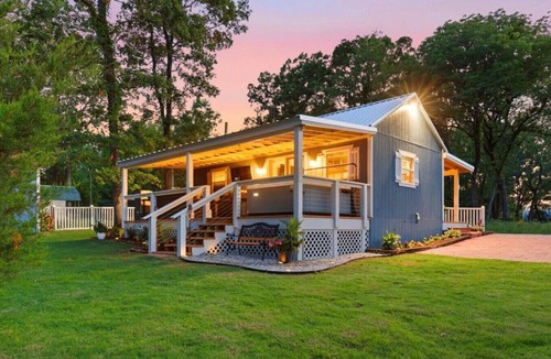 Dogwood House | Exclusive Retreat with Hot Tub