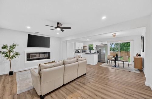 South Arlington House | Executive 3BR Home, King Suite, Near Hospitals & Historic Downtown Mansfield