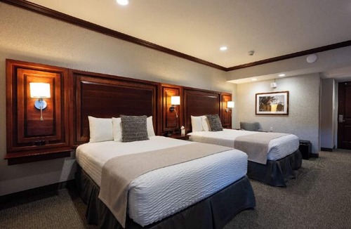 Hillsdale Hotel | Executive Double Queen Room with Modern Amenities & Breakfast