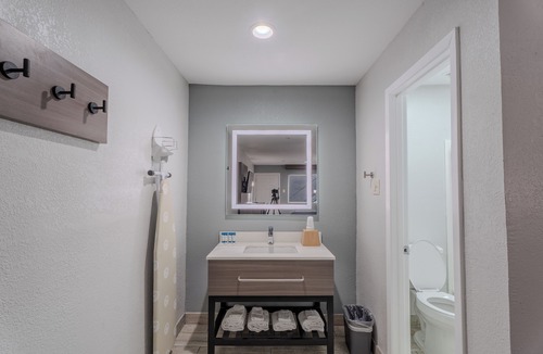 Central Arlington Hotel | Executive Inn of Arlington, Near AT&T Stadium