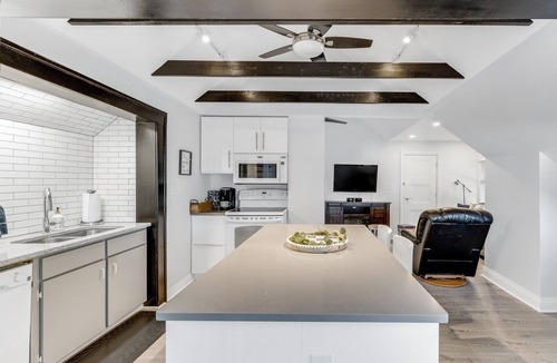 Tecumseh House | Executive One-Bedroom Upper Unit