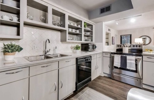 Old East Dallas Apartment | Executive, Resort Style Living in Center of Dallas