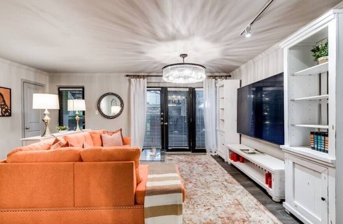 Old East Dallas Apartment | Executive, Resort Style Living in Center of Dallas