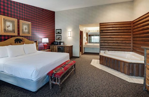 St. Joseph Hotel | Expanded King with Whirlpool in Stoney Creek St. Joseph