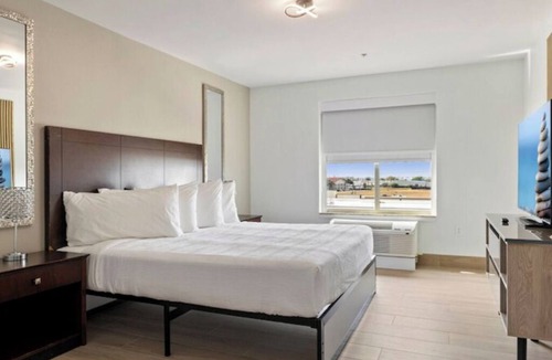 FM 1960 Hotel | Experience a Quiet Room & Outdoor Pool for a Perfect Relaxing Adventures