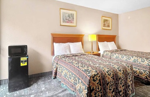 Whitehaven Hotel | Experience a Sleek & Inviting Room Near Graceland & Memphis Airport - 2.6 miles