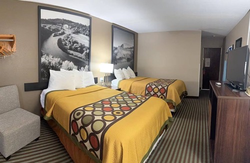 Lexington Hotel | Experience an Easy and Relaxing Stay | Located Near Dining Spots + Free Parking