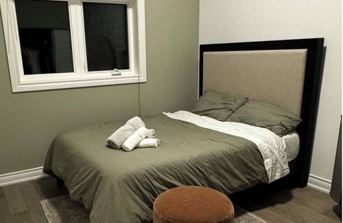 Windfields House | Explore our Cozy Home. 3-minute walk to the bus stop. 20-minute drive downtown!