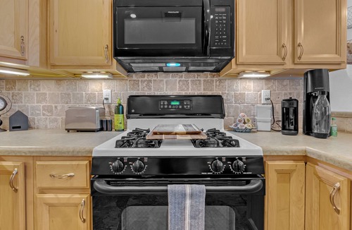 Fair Heights House | Expo Luxe Basecamp- Hot Tub, Fire Pit, Pool Table
