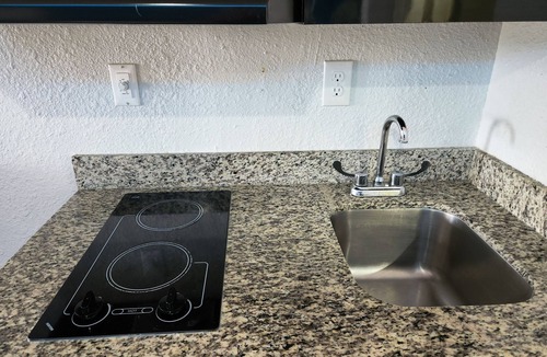 Tomball Hotel | Express Inn Tomball