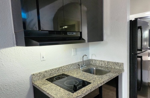 Tomball Hotel | Express Inn Tomball
