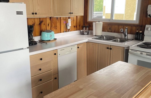 Dunnville Cottage | Extend your summer-few September dates remain. Sleeps 6, beachfront pets ok!