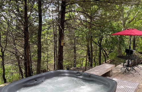 Eureka Springs Cabin | Fabulous Caboose Cabin in charming Eureka Springs