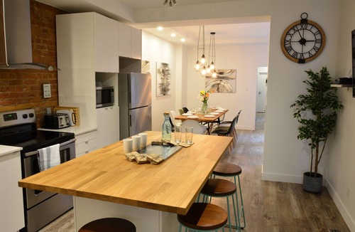 Plateau Mont Royal Apartment | FALL & WINTER SPECIAL! Huge Ground Floor apt with Courtyard - 5 bed + 6 bath
