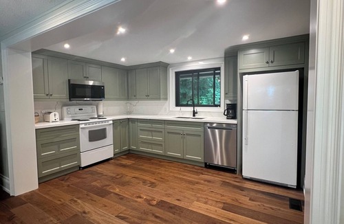 Dunchurch Cottage | Family-Friendly 3BR Cottage Sleeps 6 Waterfront Pet-Friendly AC+Heat