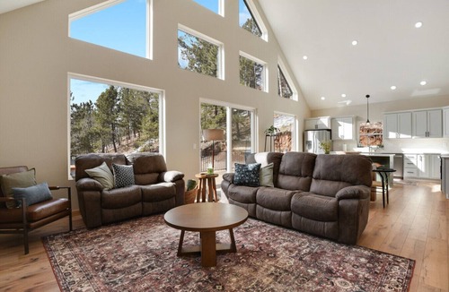 Rainbow Valley Cabin | Family-Friendly Mountain Escape | Hot Tub + Views