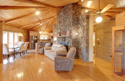 Wilburn Cottage | Family-friendly Riverfront Manor on the Little Red