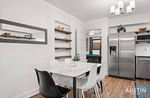 Cherrywood House | Family-Fun Ready! Pool Table, Cowboy Pool & BBQ Mins to Mueller Lake, UT Stadium