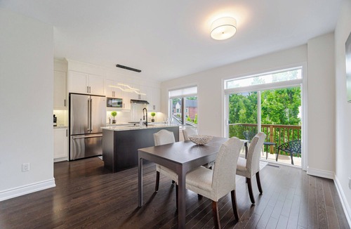 Pine Grove House | Family Gem Modern Townhome - Under 14 mins to Airport, Shops, Mall, Wonderland