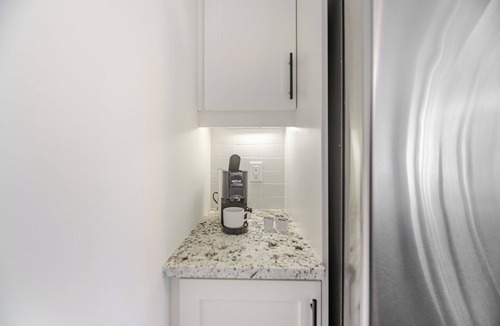 Pine Grove House | Family Gem Modern Townhome - Under 14 mins to Airport, Shops, Mall, Wonderland