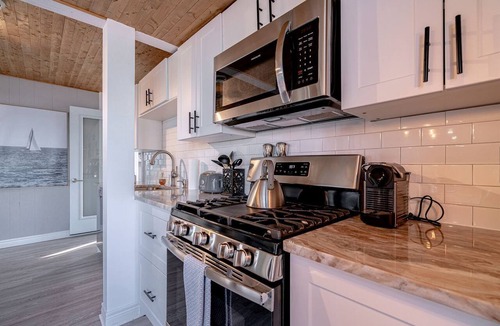Leamington Cottage | Fantastic Cottage with Fire Pit and Hot-tub in Leamington, Ontario