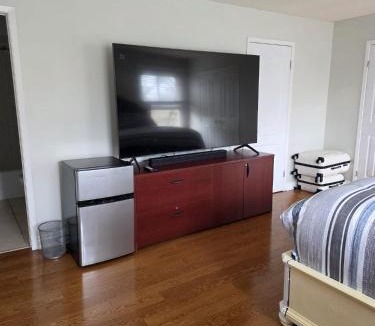 Fisherville House | fantastic King Sized Bedroom
