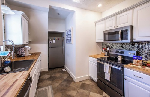 Southeast Omaha House | FarnamFieldhouse+HotTub+EpicGameRoom+FirePit+Mural