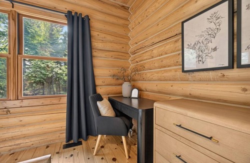 Fiddler Lake Resort House | Fiddler Lake Resort - Deer 16