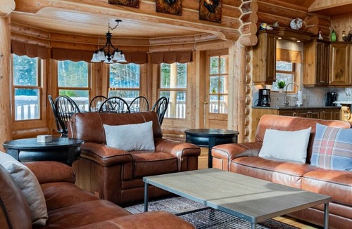 Fiddler Lake Resort House | Fiddler Lake Resort: Chalet + Private Spa