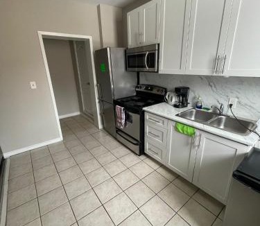 Harbord Village House | MAJOR INTERNATIONAL SPORTING EVENT FEVER FLAT-Proximity to Matches,Transit & Free Wifi