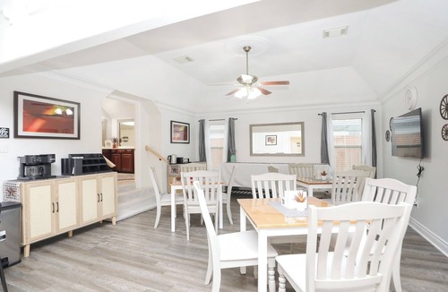 Humble House | MAJOR INTERNATIONAL SPORTING EVENT Ready 8BR Home Near IAH & Stadium Sleeps 17 Spacious backyard for BBQ