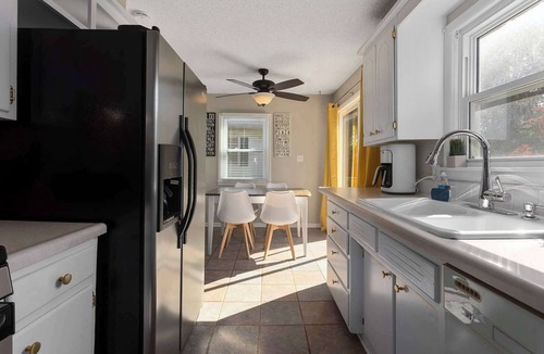 Lee's Summit House | MAJOR INTERNATIONAL SPORTING EVENT WC READY! 4 KING beds, Sleeps 8 Fenced Pets