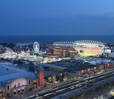 Little Portugal Apartment | MAJOR INTERNATIONAL SPORTING EVENT 5 PEOPLE STAY APARTMENT-Free Wifi-One Stop to BMO FIELD
