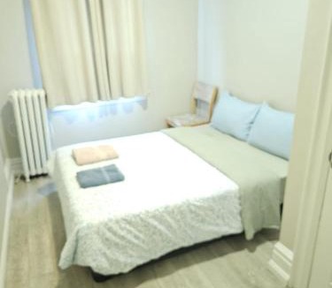 Little Portugal Apartment | MAJOR INTERNATIONAL SPORTING EVENT 5 PEOPLE STAY APARTMENT-Free Wifi-One Stop to BMO FIELD