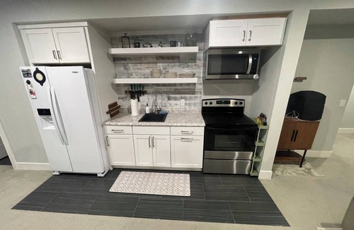 Van Meter Bed & Breakfast | Fireside Bougie Marsh Cinema Retreat w/100” HDTV Screen