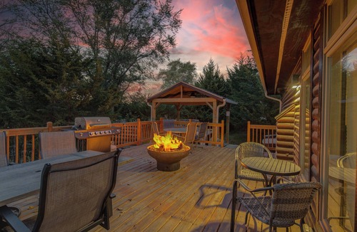 Ashland Cabin | Fireside Cabin w/Hot Tub. 2 Bedrooms w/3 Queen Beds. Spacious