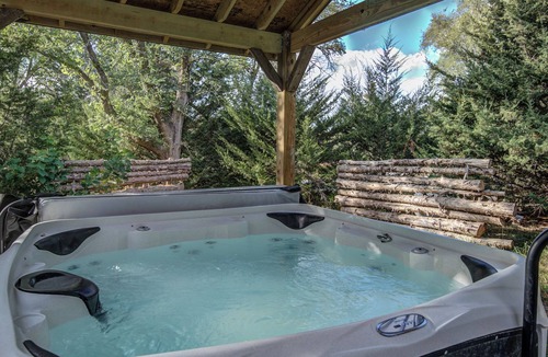 Ashland Cabin | Fireside Cabin w/Hot Tub. 2 Bedrooms w/3 Queen Beds. Spacious
