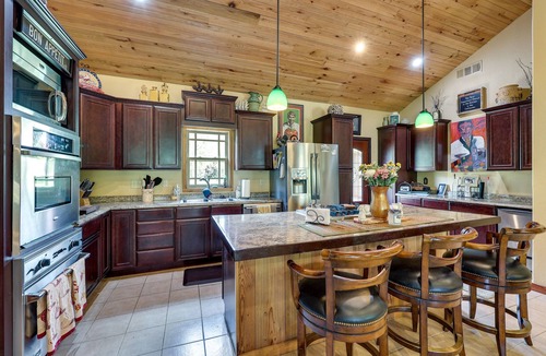 Caddo Gap Cabin | Flag Hole Riverfront Cabin Near Local Attractions!