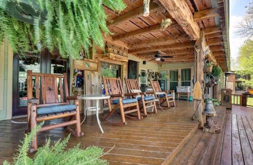 Caddo Gap House | Flag Hole Riverfront Cabin Near Local Attractions!