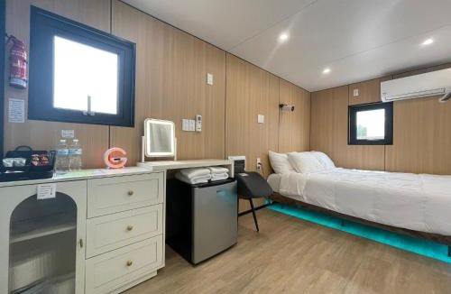 Muldoon Hotel | Flatonia Glamping Retreat - Musk Tiny House - Unique Container Cabin