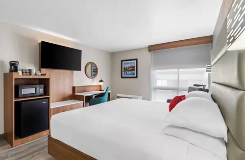 Cheyenne Hotel | Flexible & Comfortable Space | Deluxe One King Bed Pet Friendly | Free Parking