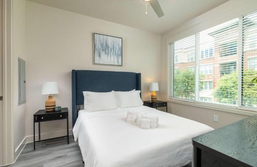 Fort Worth Apartment | Fort Worth Skyline Views - Queen bed - Shops