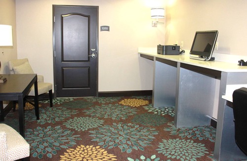 Aldine Condo | Free Breakfast Buffet + Outdoor Pool | Comfy Suite