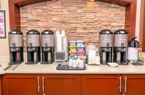 Aldine Apartment | Free Breakfast Buffet + Outdoor Pool | Comfy Suite