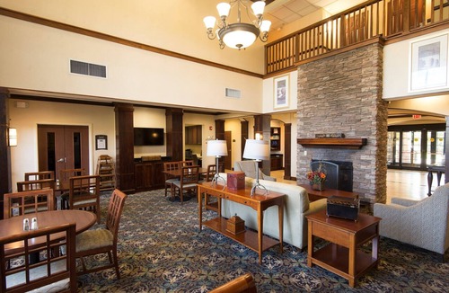 Lake Hamilton Apartment | Free Breakfast. Pool. Close to Hot Springs National Park + Local Businesses!