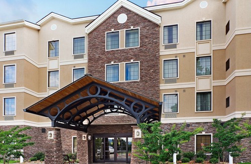Lake Hamilton Condo | Free Breakfast. Pool. Gym. Close to National Park Medical Center.