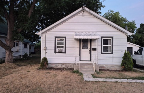 Trenton House | Freshly Renovated 2 bedroom house with big patio and backyard