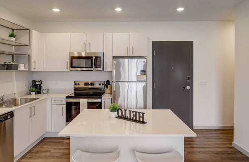 Downtown Lincoln Apartment | Frontdesk | 1 BR Apt by Schwartzkopf Park