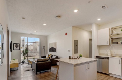 Downtown Lincoln Apartment | Frontdesk | 1 BR Apt by Schwartzkopf Park
