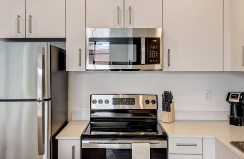 Downtown Lincoln Apartment | Frontdesk | 2 BR Apt by the Sunken Gardens